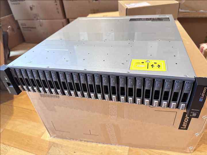 Storage Lenovo ThinkSystem DE4000H 2U24 Flash Array Rack Storage Server 64G 32GFC SFP+ Transceive*8 1.6TSSD*6+1.8T*18